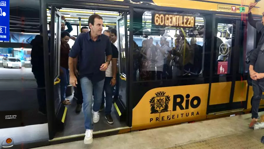 Eduardo Paes faz a primeira viagem em BRT Transbrasil. Corredor começou a funcionar neste sábado (30)