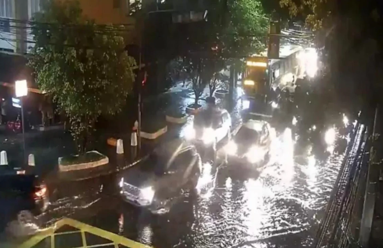 Bairros das Zonas Norte, Sul e Oeste do Rio sofrem com chuva forte na noite desta terça-feira