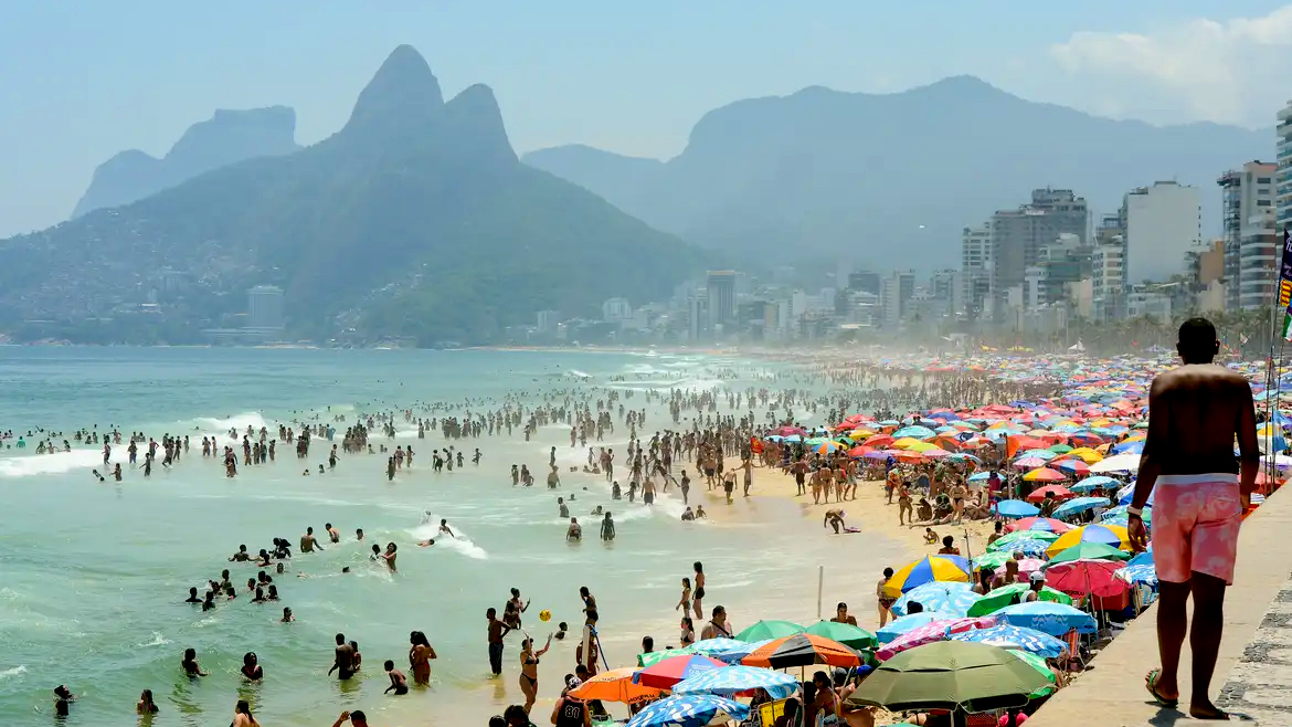 Paes proíbe recipientes de vidro nas praias. Vale para banhistas, quiosques e ambulantes