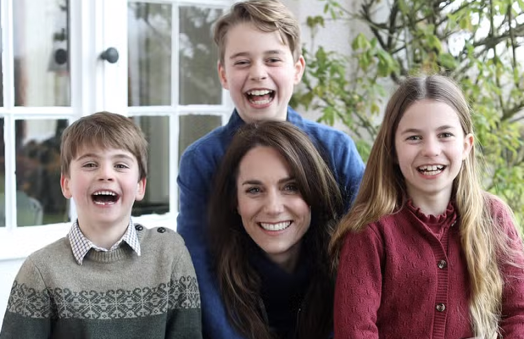 Kate Middleton divulga foto com os filhos e agradece apoio após cirurgia