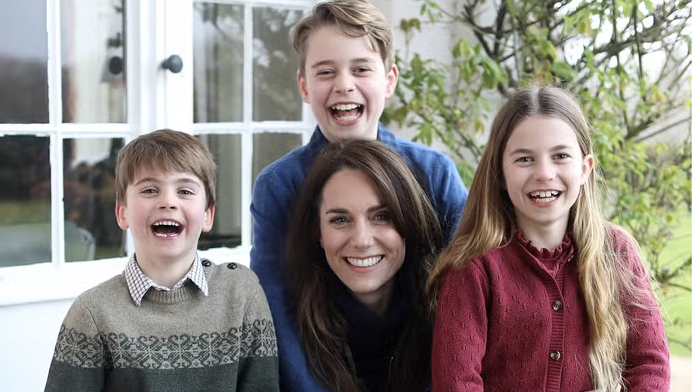 Kate Middleton divulga foto com os filhos e agradece apoio após cirurgia