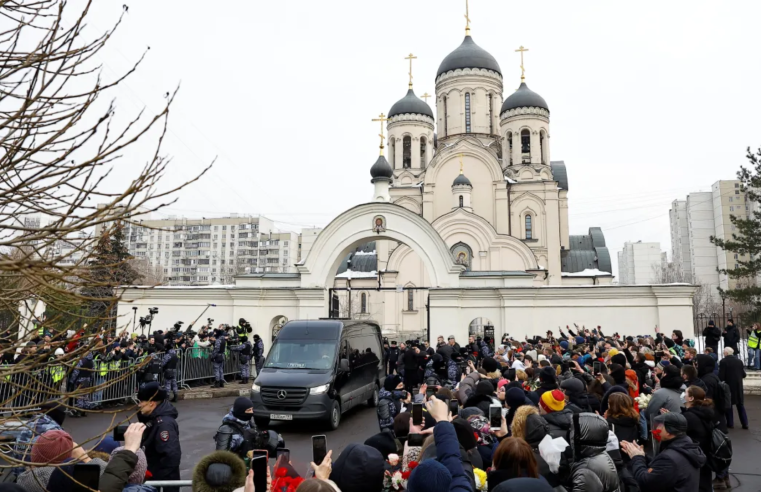 Funeral de Navalny tem presença de apoiadores em meio à ameaça de prisão