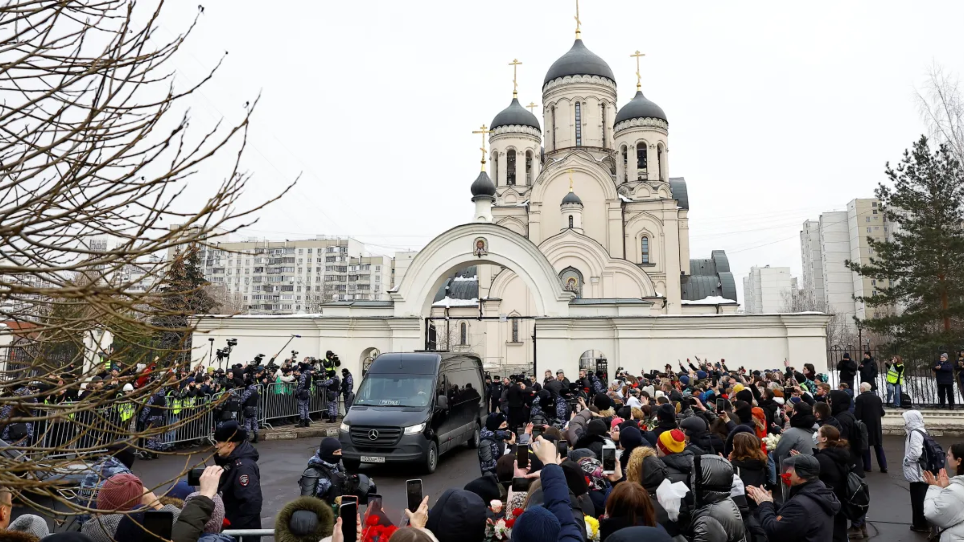 Funeral de Navalny tem presença de apoiadores em meio à ameaça de prisão