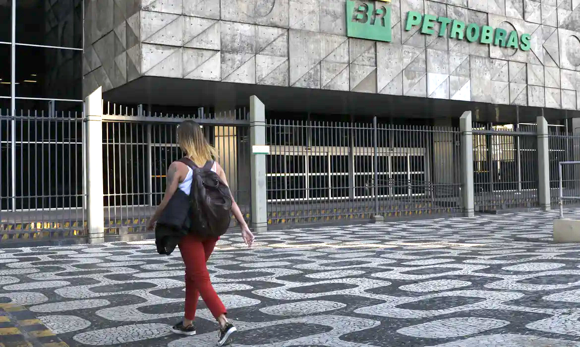 Programa Petrobras Jovem Aprendiz vai abrir mais de mil vagas. Inscrições de 5 a 12 de abril