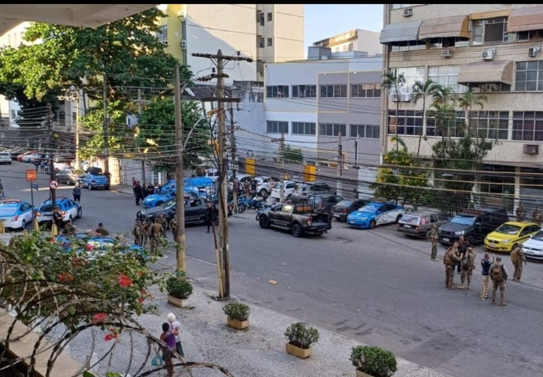 Homem faz ex-companheira de refém em prédio na Tijuca