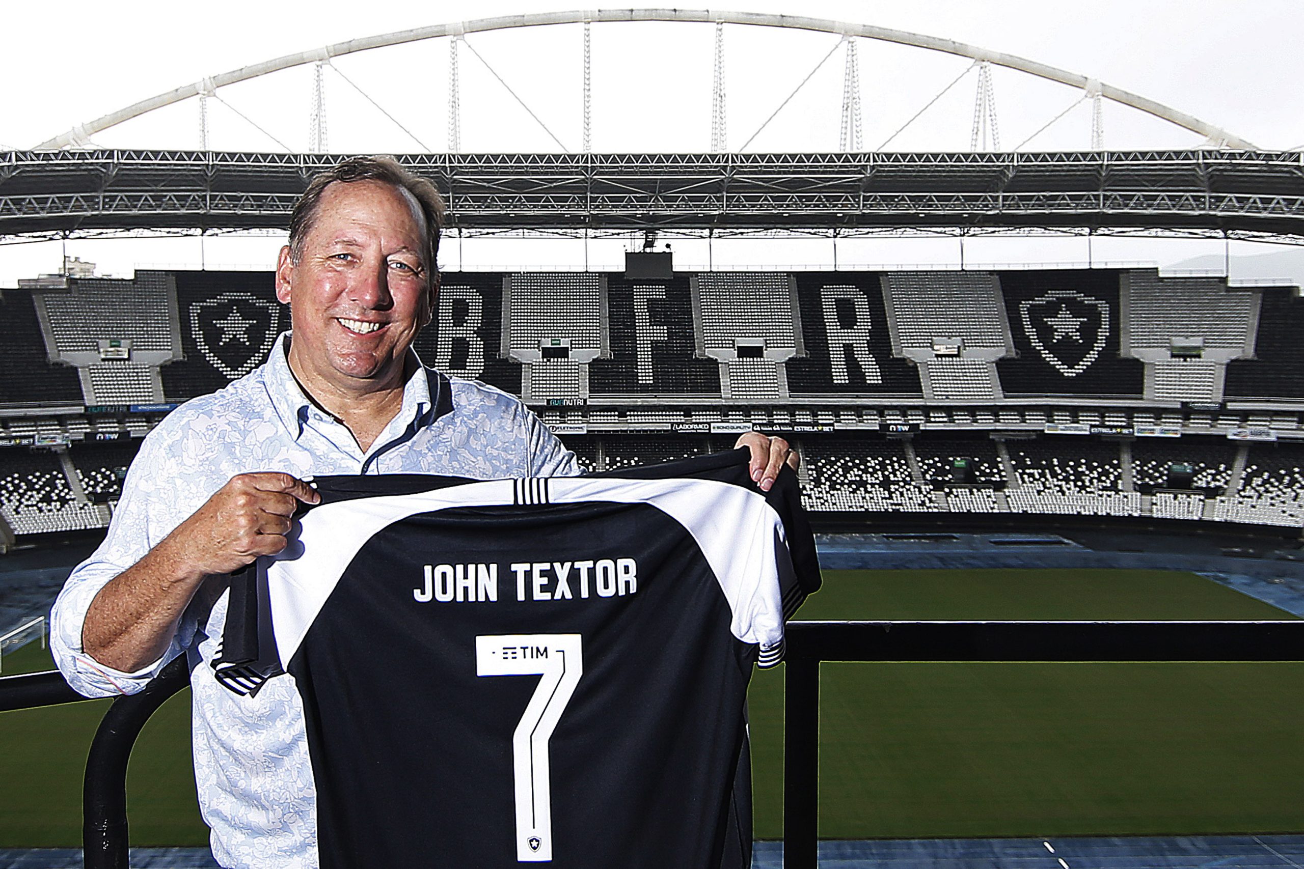 John Textor pode ficar fora do futebol durante um ano