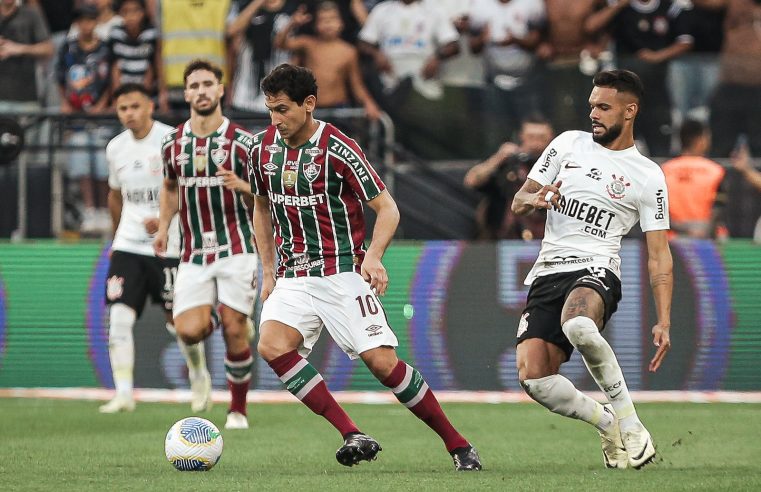 Corinthians domina o Fluminense e vence confronto por 3 a 0 em São Paulo