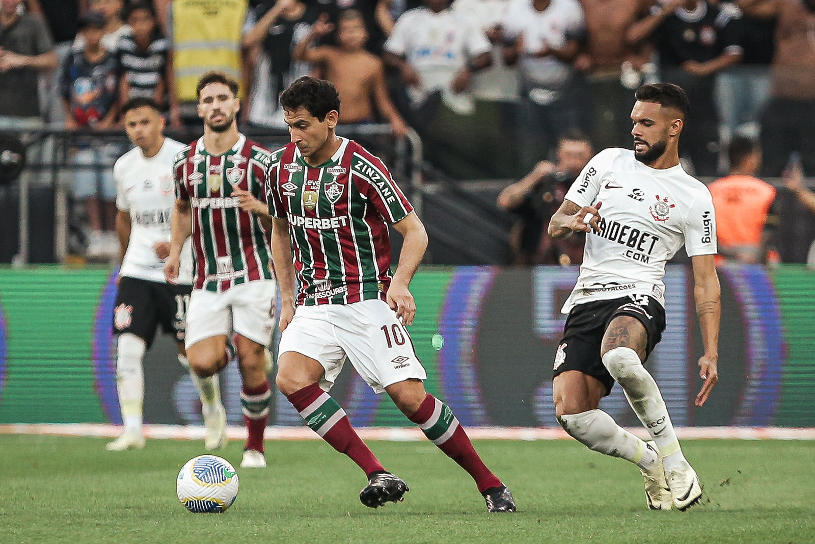 Corinthians domina o Fluminense e vence confronto por 3 a 0 em São Paulo