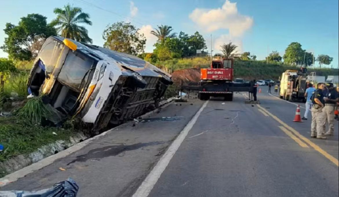 Ônibus de turismo do Rio sofre acidente na Bahia e deixa nove mortos e 23 feridos