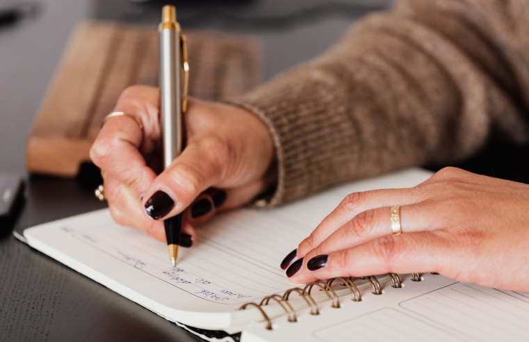 No stress: estudos recomendam escrever sentimentos em papel e rasgar em seguida