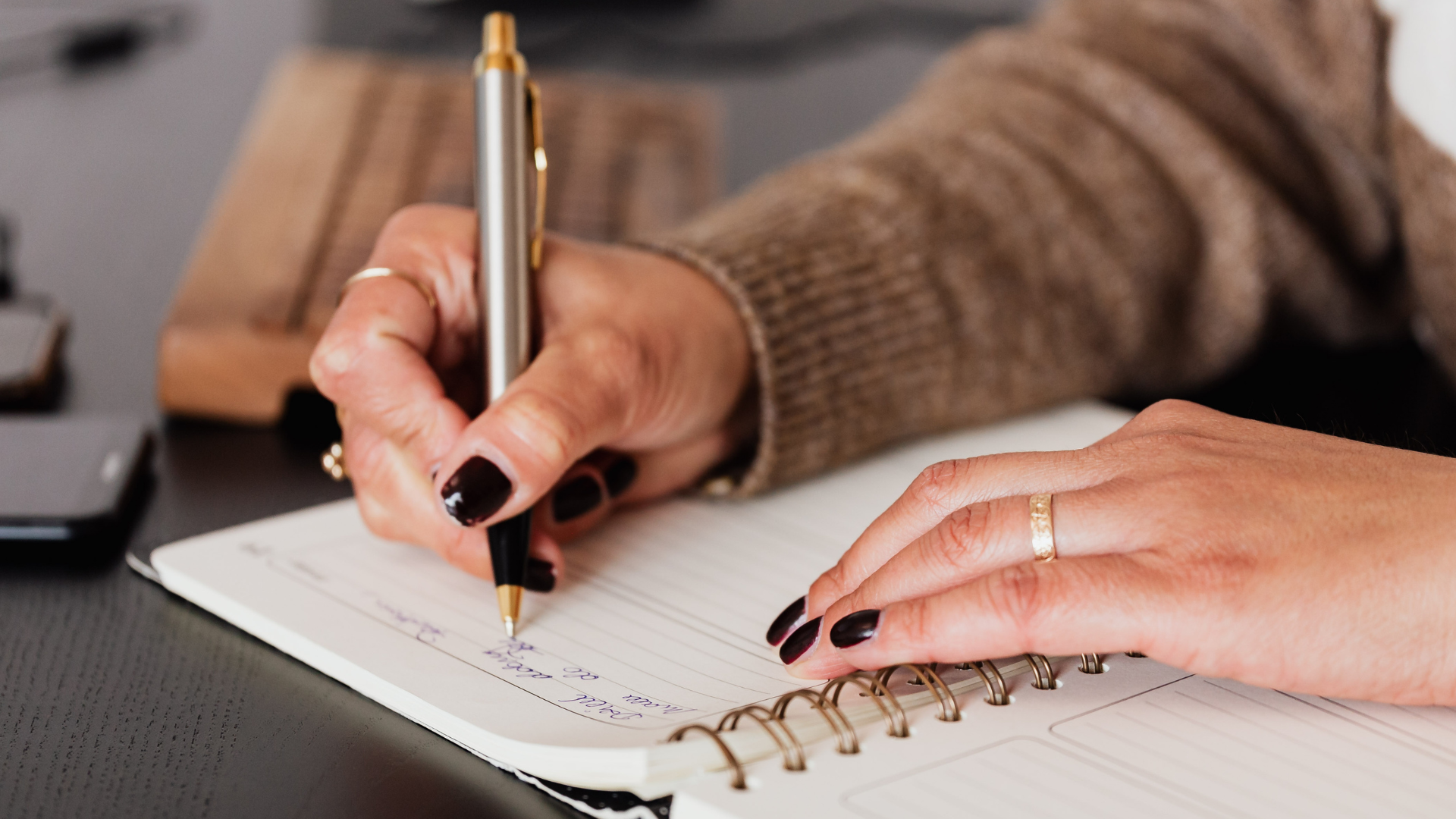 No stress: estudos recomendam escrever sentimentos em papel e rasgar em seguida