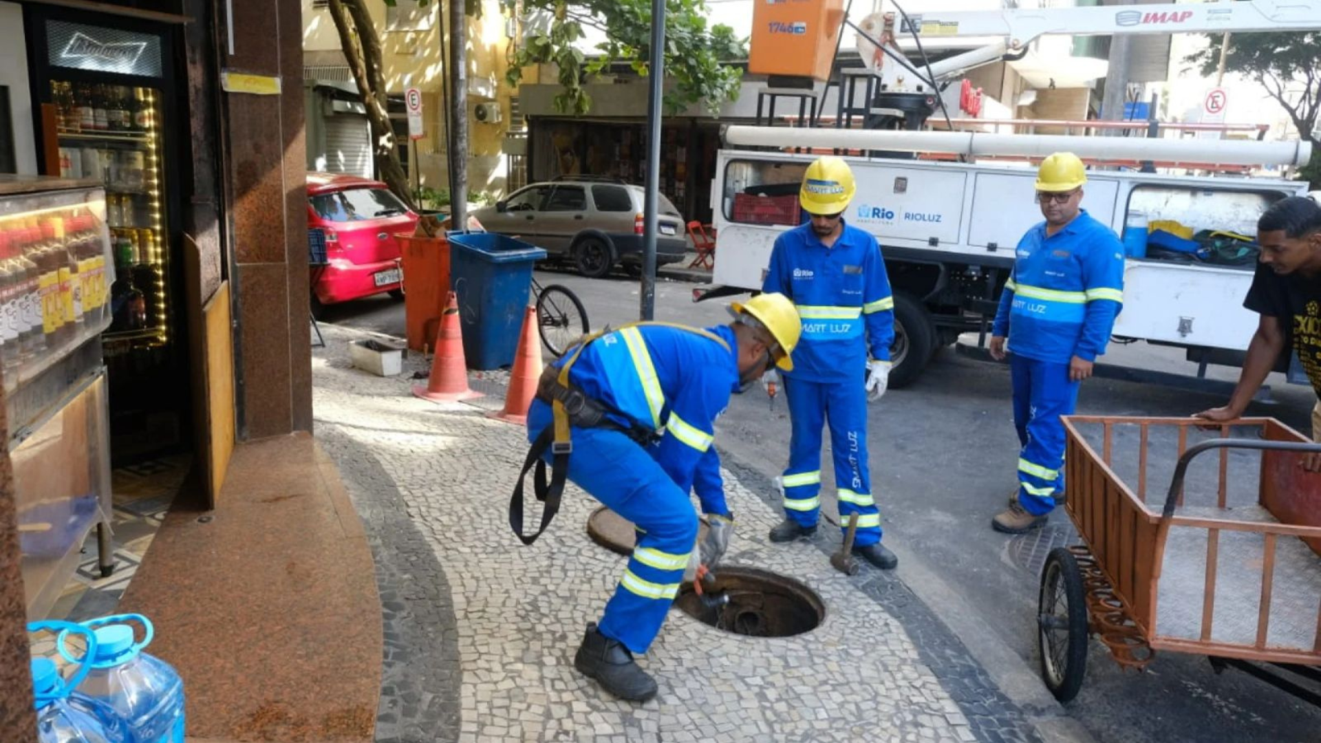 Moradores de Copacabana relatam choque elétrico sofrido em calçadas do bairro