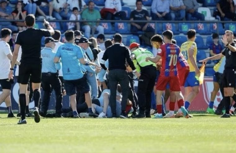 Goleiro brasileiro é agredido em Portugal após invasão em campo