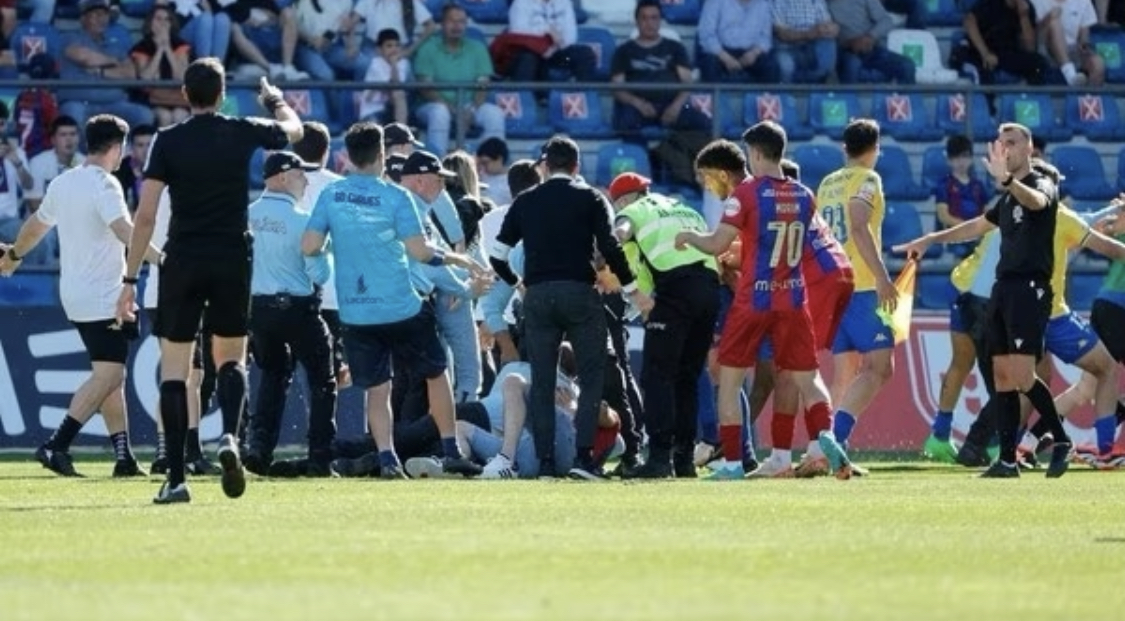 Goleiro brasileiro é agredido em Portugal após invasão em campo