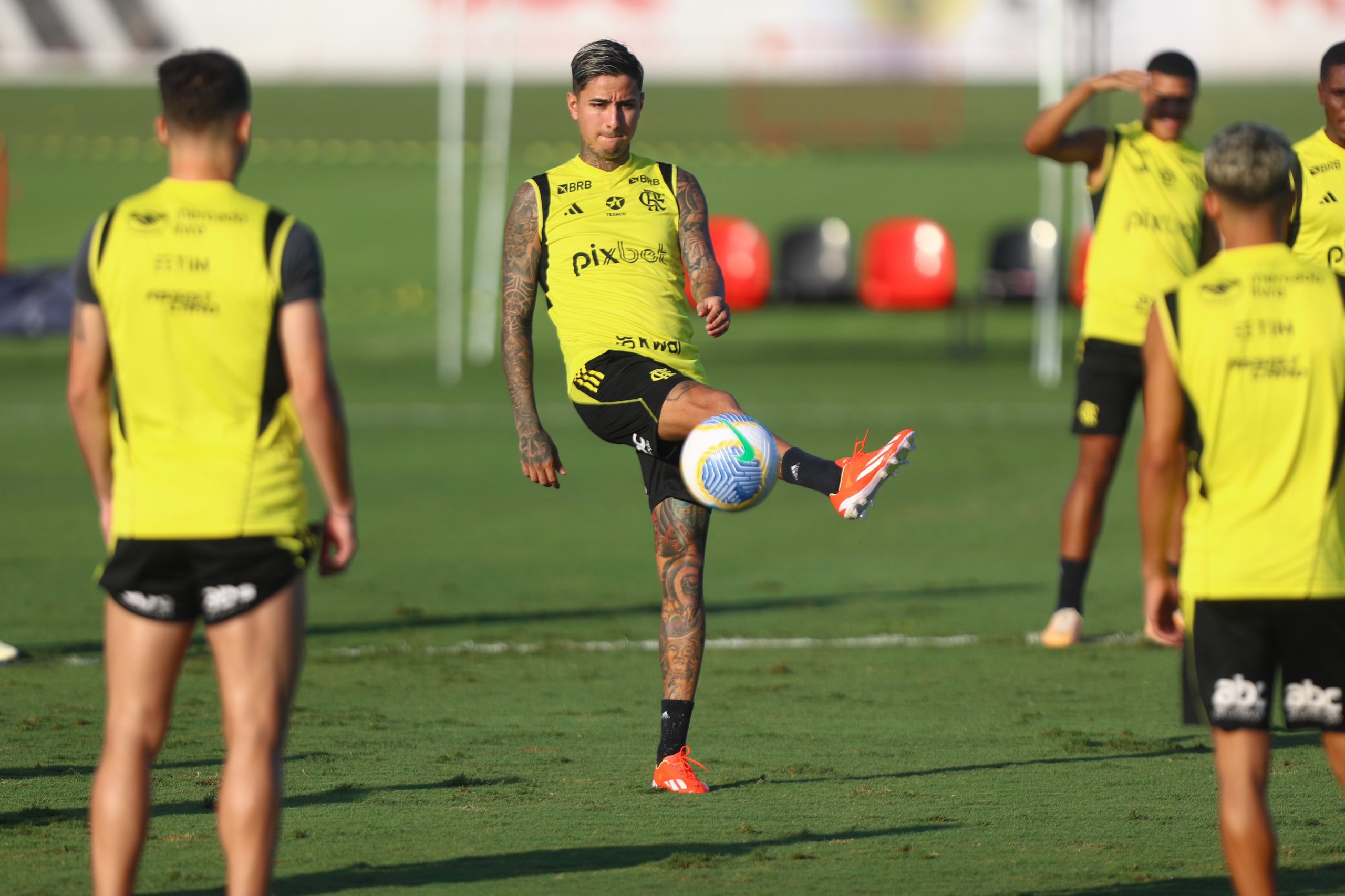 Com retornos de Ayrton Lucas e Varela, Flamengo recebe o São Paulo, nesta quarta-feira (17) no Maracanã