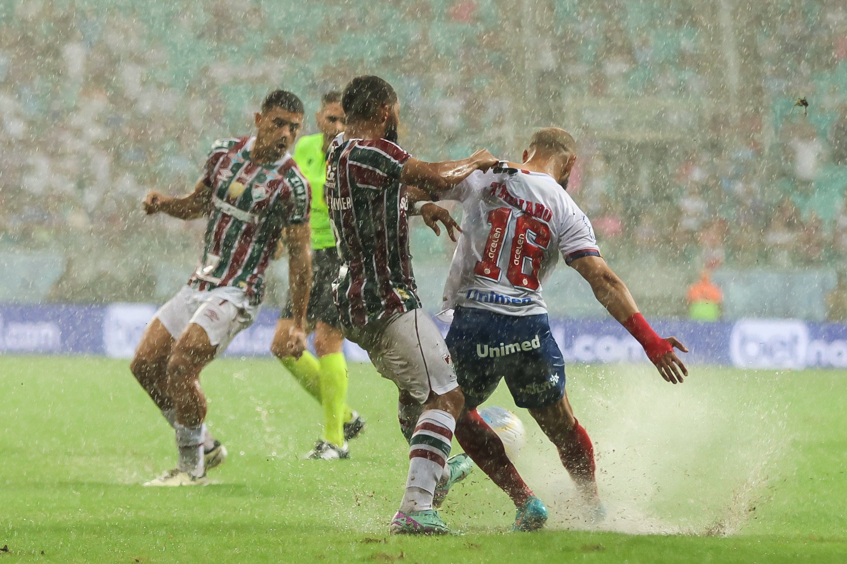 Fluminense perde para o Bahia por 2 a 1 em jogo tumultuado na Arena Fonte Nova