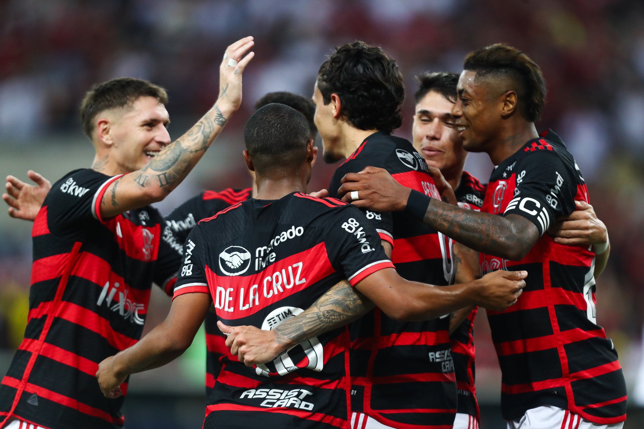 Flamengo vence São Paulo por 2 a 1 e assume liderança do Brasileirão