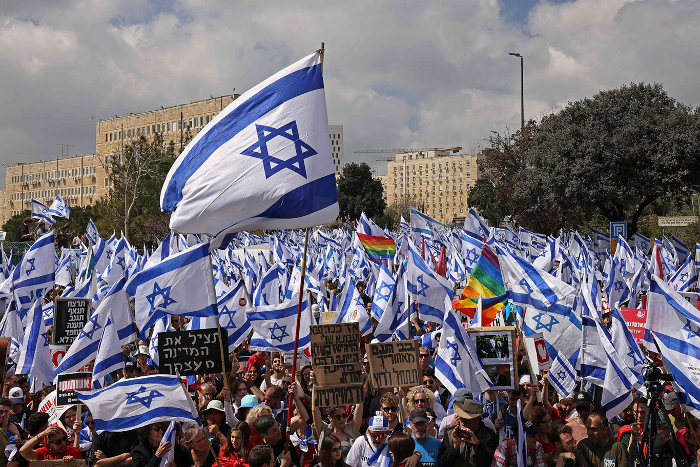Israelenses protestam em massa contra Netanyahu