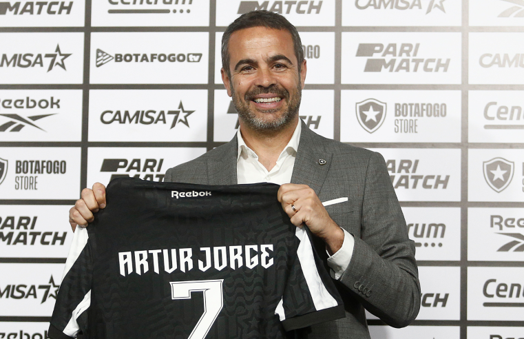Legalizado: técnico Artur Jorge ganha registro migratório e está pronto para estrear no Botafogo