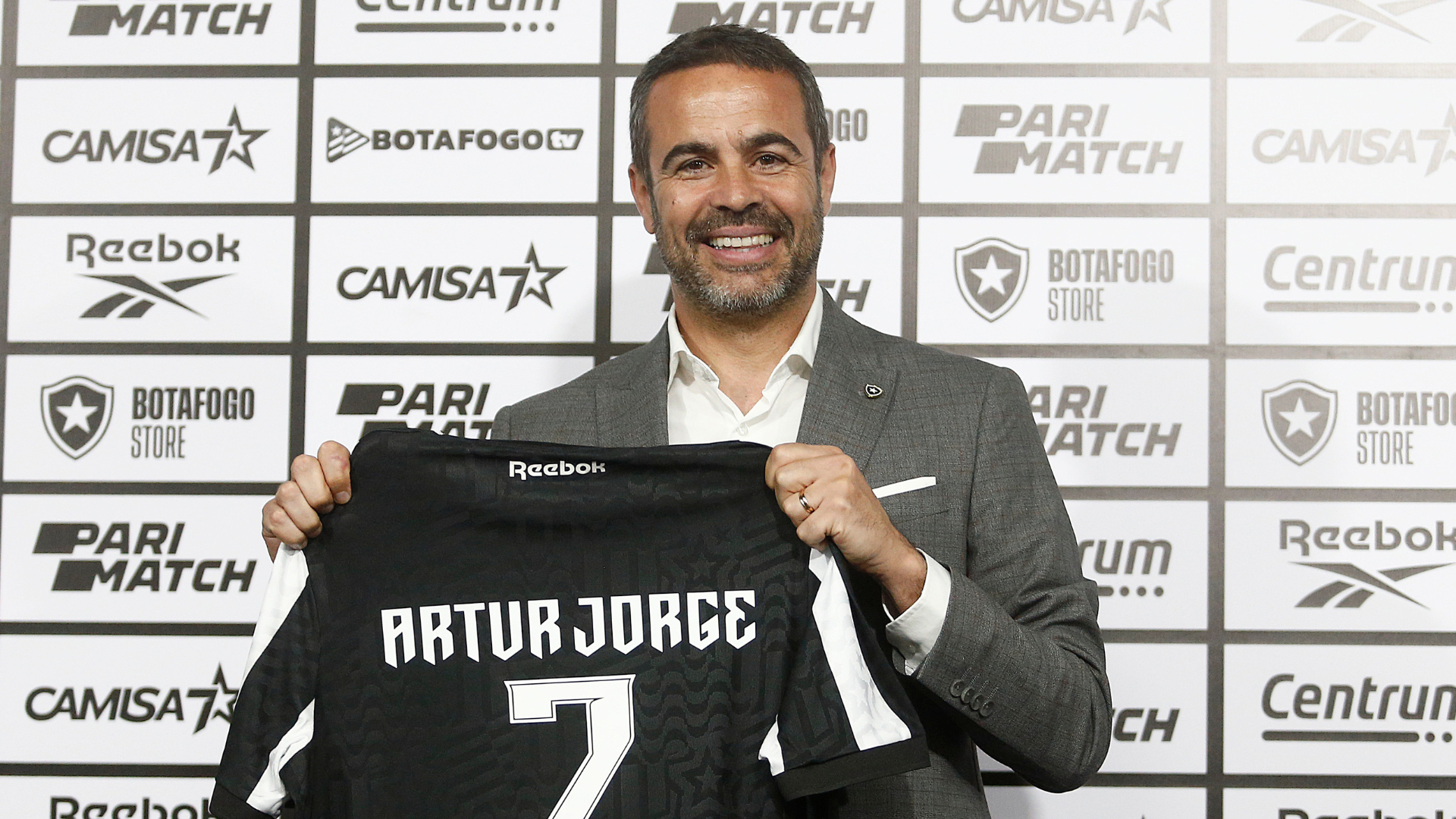 Legalizado: técnico Artur Jorge ganha registro migratório e está pronto para estrear no Botafogo