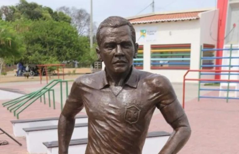 Daniel Alves tem estatua retirada em Juazeiro na Bahia