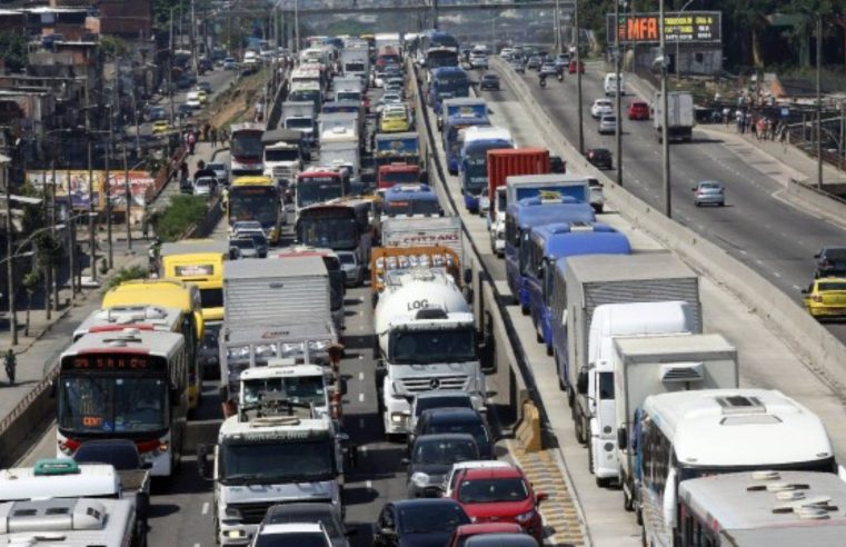 Rio registra 177 Km de engarrafamento após BRT travar carros na Avenida Brasil