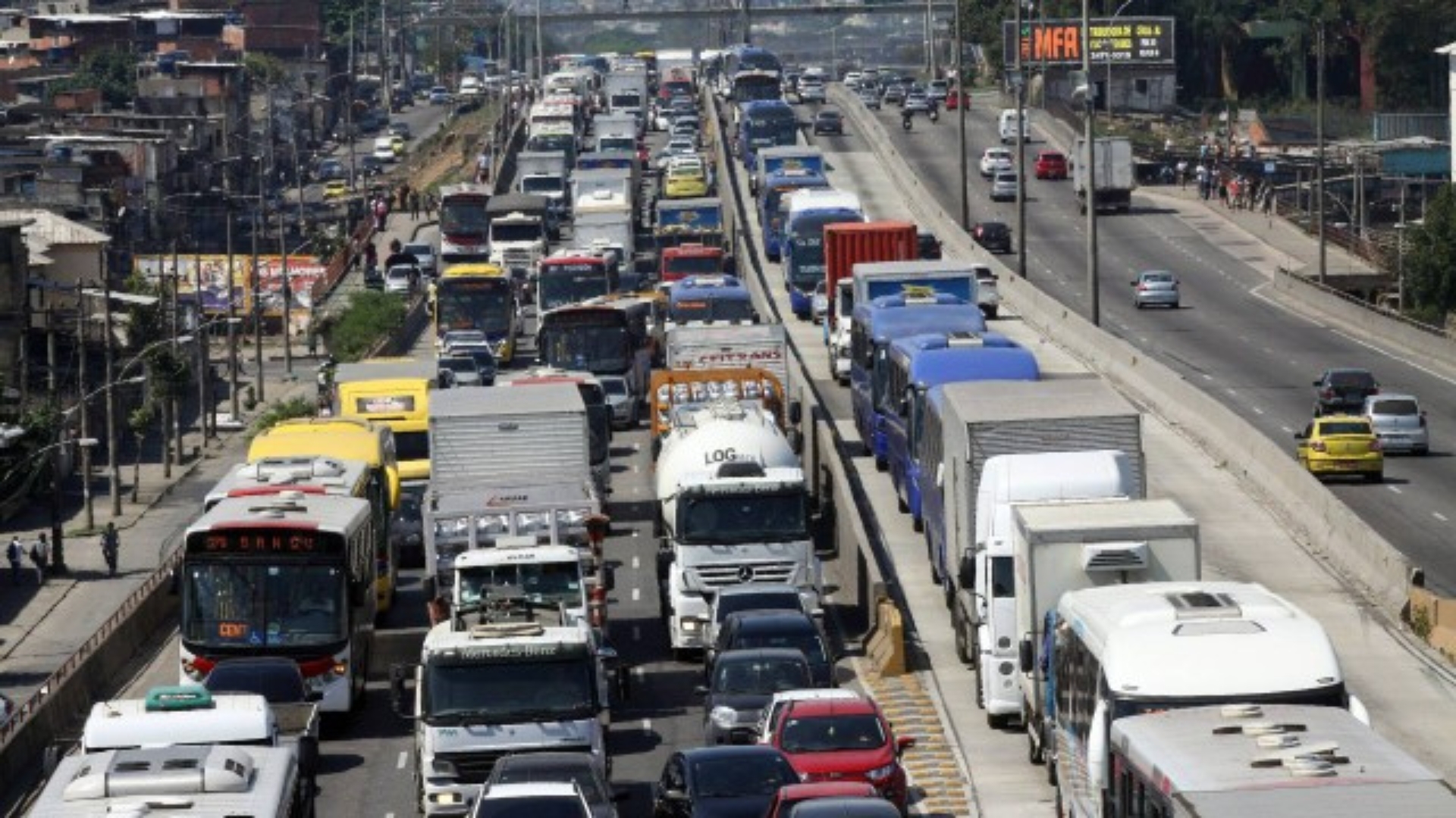 Rio registra 177 Km de engarrafamento após BRT travar carros na Avenida Brasil