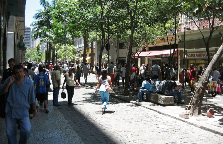 Fiscalização da Feira de Ambulantes na Rua Uruguaiana, no Centro do Rio, tem início com reclamações