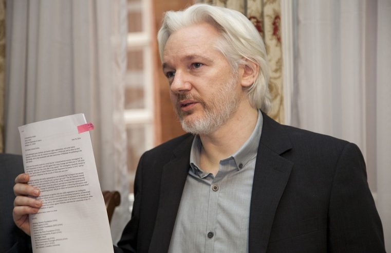 Julian Assange, fundador do WikiLeaks, chega em acordo com os EUA e deixa prisão