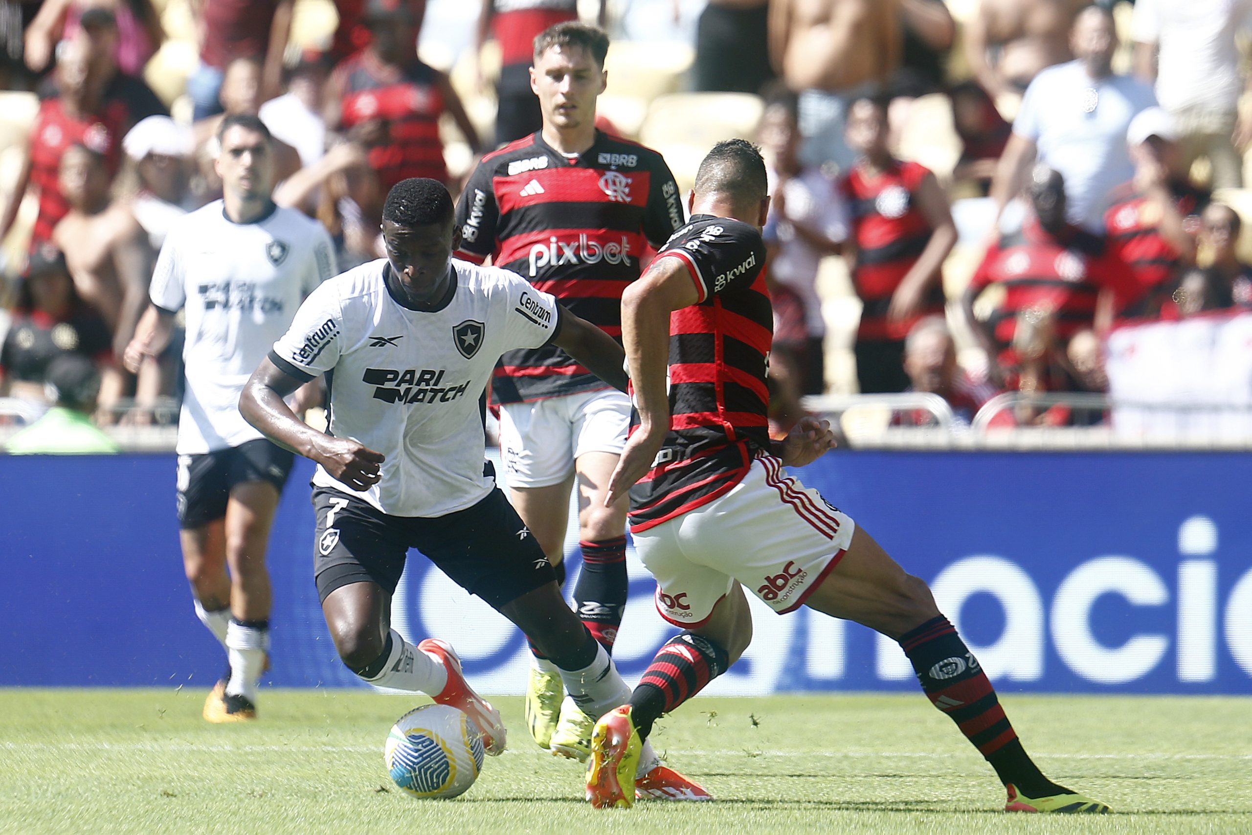 Com golaço de Luiz Henrique, Botafogo vence o Flamengo por 2×0 no Maracanã