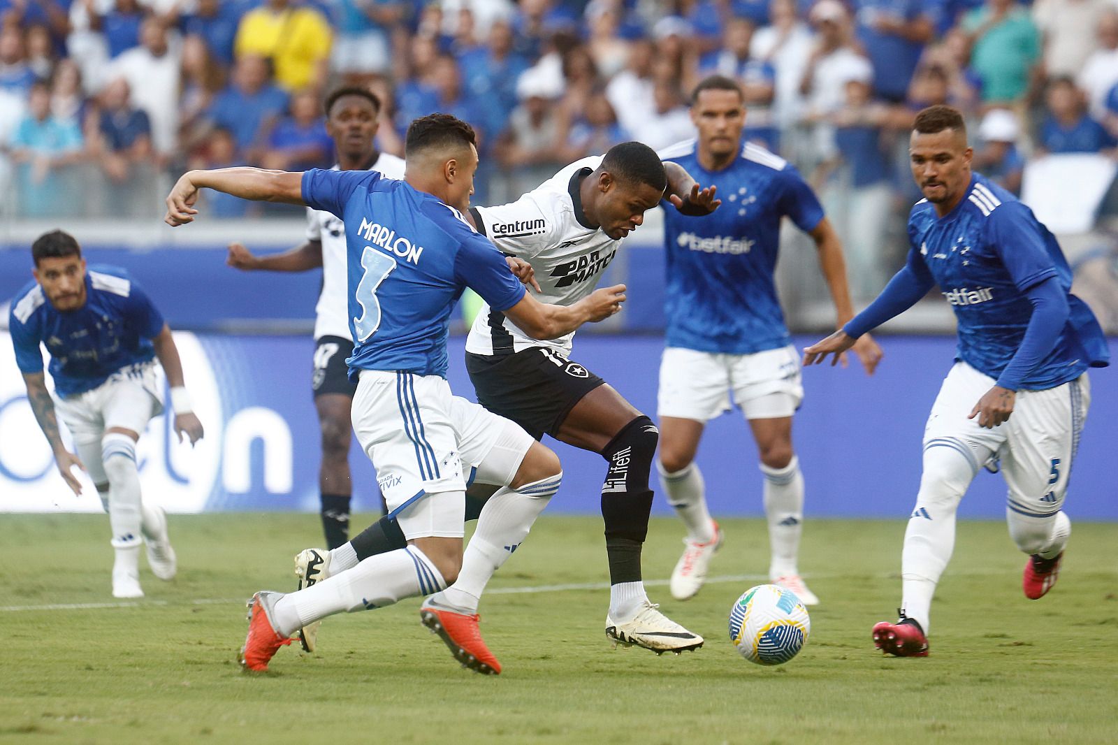 No Mineirão, Botafogo é derrotado por 3 a 2 pelo Cruzeiro em estreia no Brasileiro