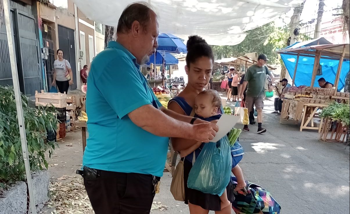 Comlurb promove campanha de incentivo à coleta seletiva em feira livre de Botafogo