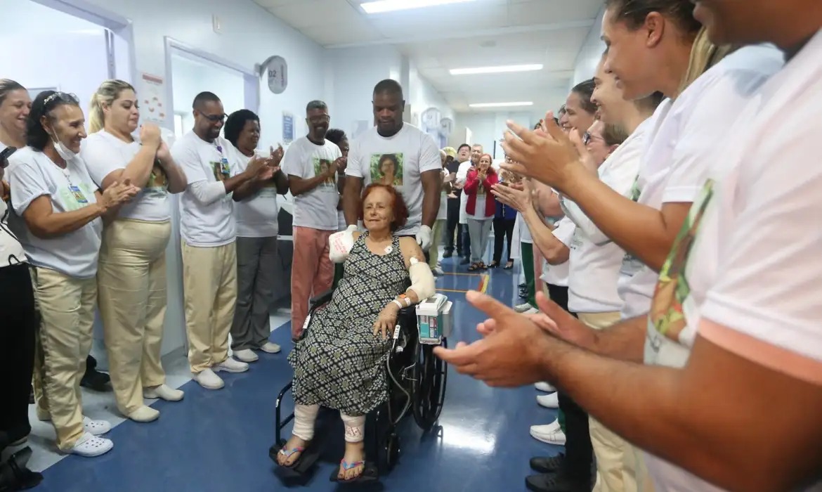 Roseana Murray, escritora atacada por pitbulls, ganha presentes após alta hospitalar