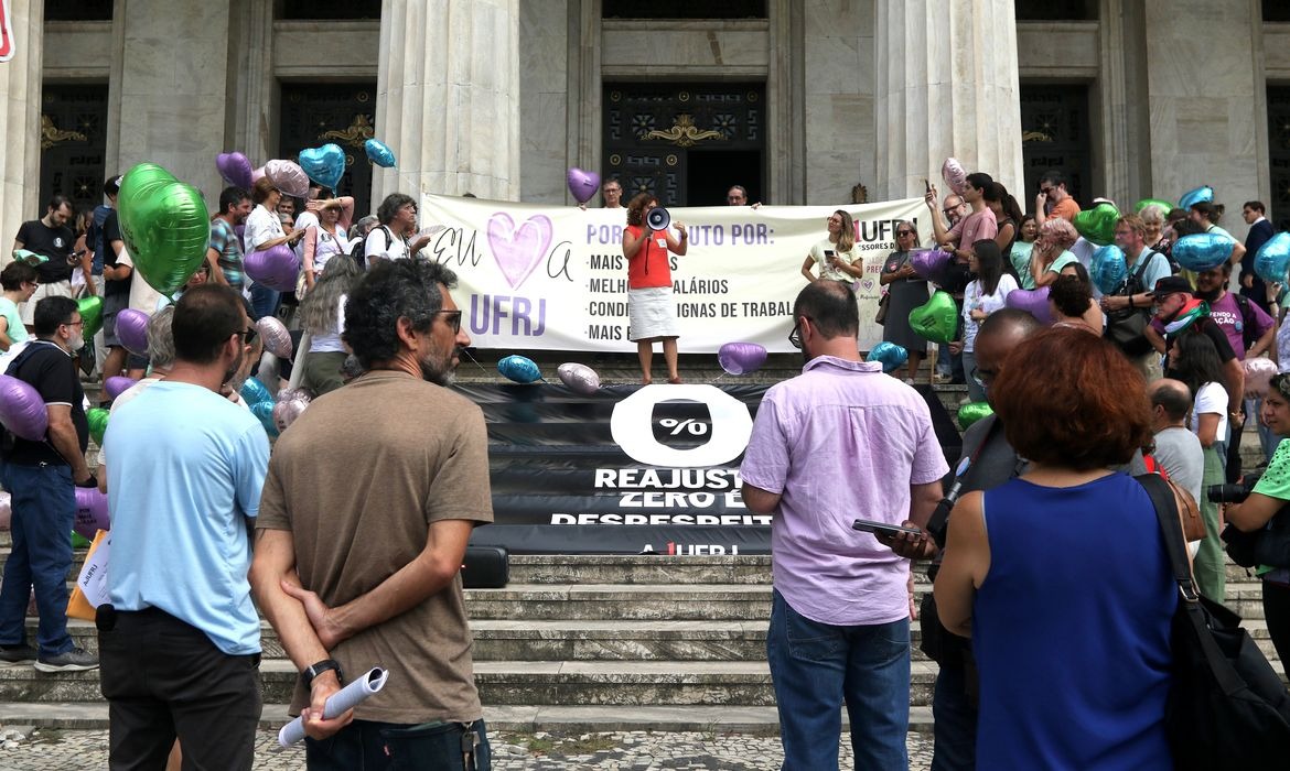 Professores da Unirio decidem participar da greve nacional