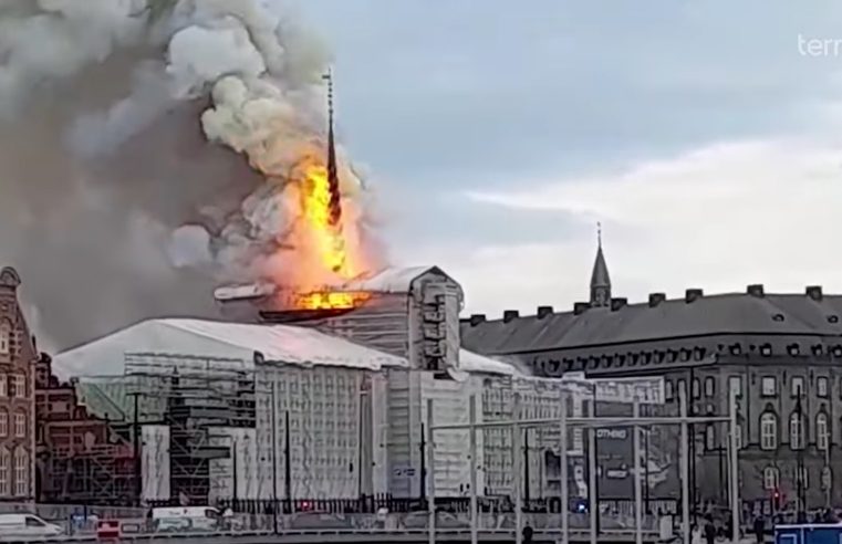 Incêndio atinge prédio da antiga Bolsa de Copenhague