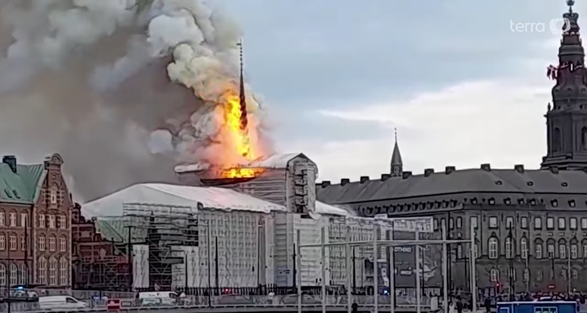 Incêndio atinge prédio da antiga Bolsa de Copenhague