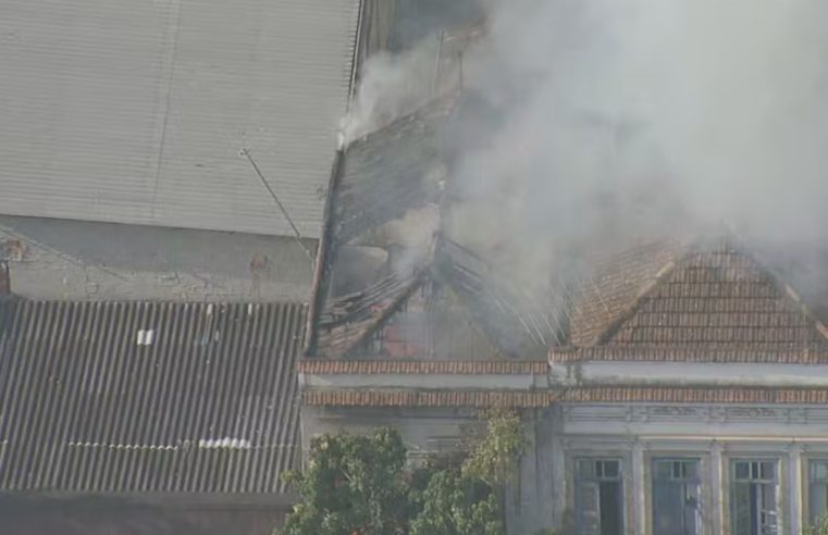 Casarão pega fogo no Catete, Zona Sul do Rio