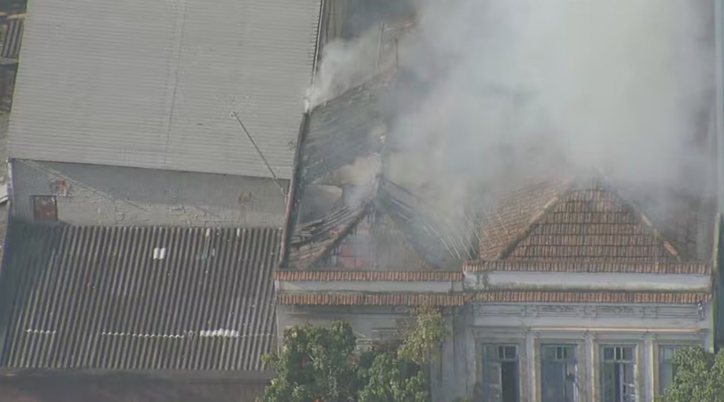 Casarão pega fogo no Catete, Zona Sul do Rio