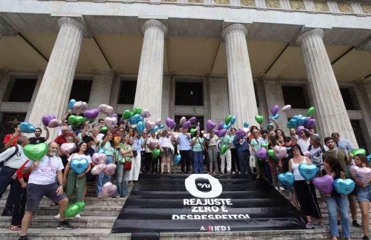 Professores da UFRJ protestam por mais investimentos em frente ao Ministério da Fazenda