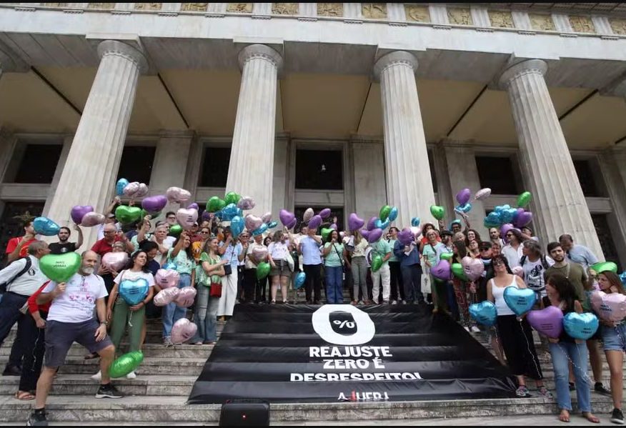 Professores da UFRJ protestam por mais investimentos em frente ao Ministério da Fazenda