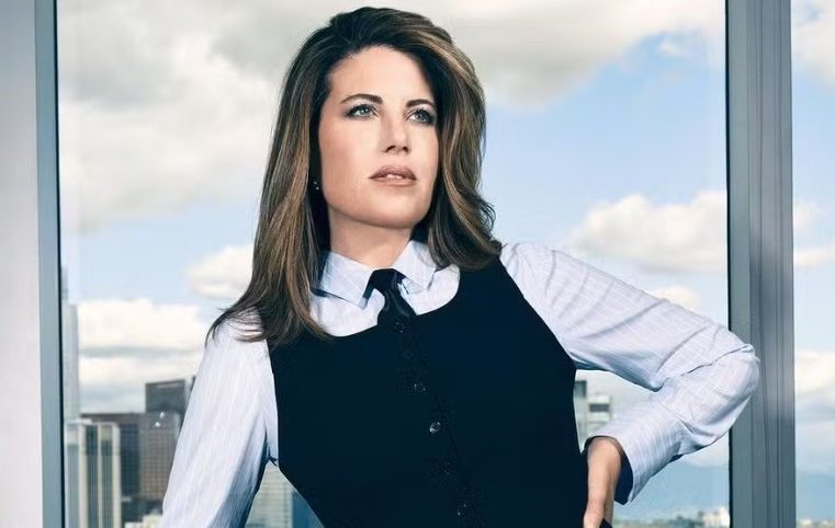 Monica Lewinsky, envolvida em escândalo sexual no governo de Bill Clinton, faz campanha de moda para estimular voto