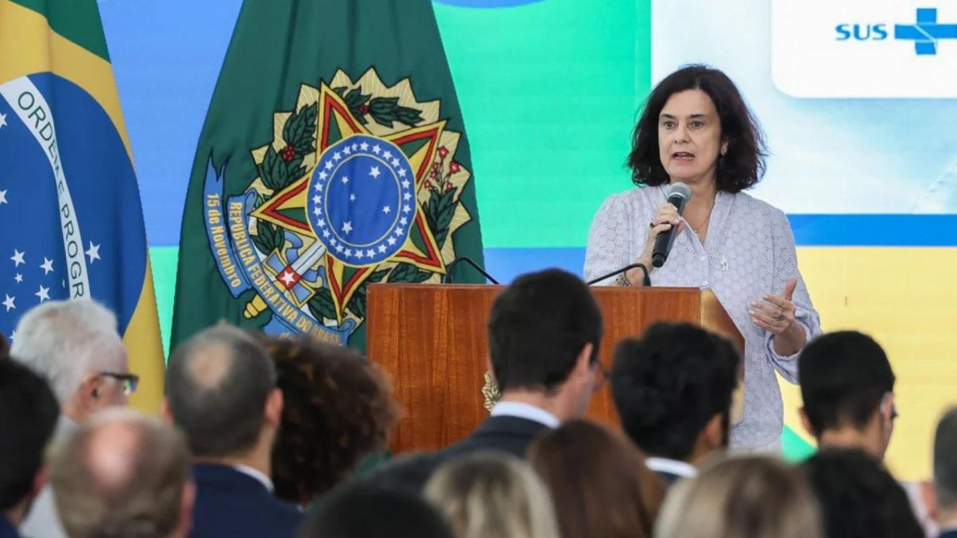 Ministra da Saúde anuncia esforços para ampliar produção de vacinas contra dengue