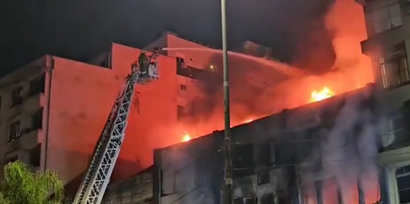 Pousada incendiada deixa dez mortos em Porto Alegre