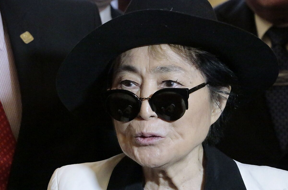 Yoko Ono, ex-viúva de John Lennon, declara ter ‘ensinado’ músico a usar heroína