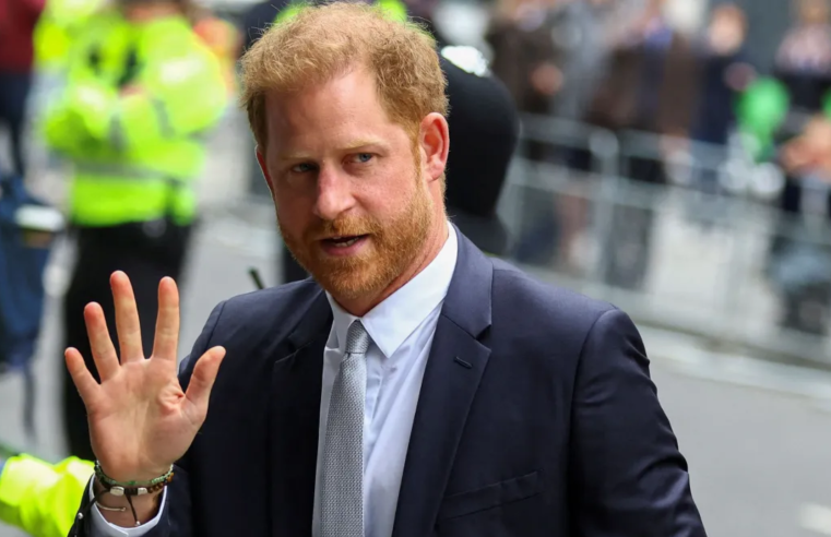 Príncipe Harry vai sozinho à Catedral de Londres e não se encontra com Rei Charles III