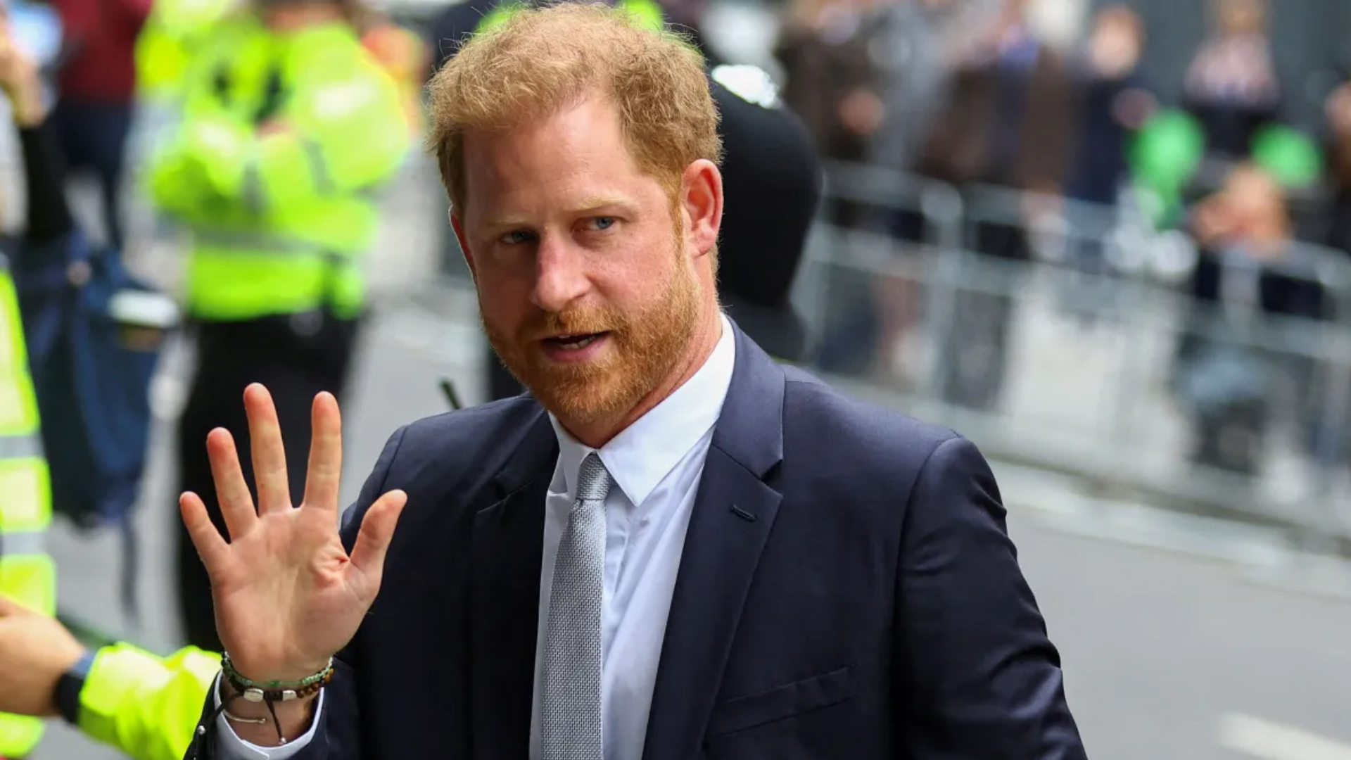 Príncipe Harry vai sozinho à Catedral de Londres e não se encontra com Rei Charles III