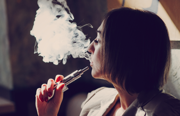 Fumantes de vape têm maior risco de desenvolver câncer de pulmão, diz estudo