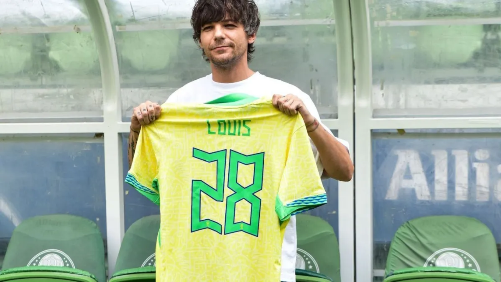 Ex-One Direction: Louis Tomlinson retorna ao Brasil e divulga pontos de coleta para o RS