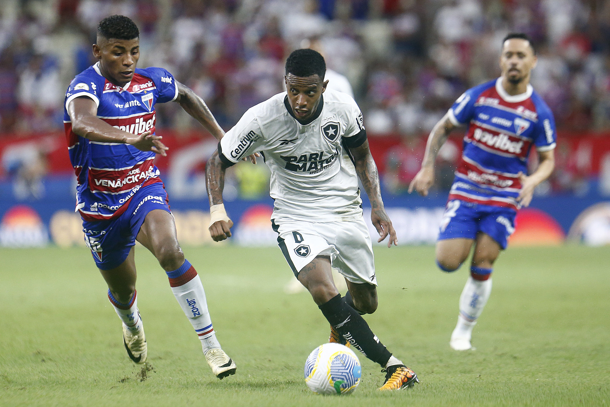 Com gol de Danilo Barbosa, Botafogo empata em 1 a 1 com Fortaleza durante partida equilibrada