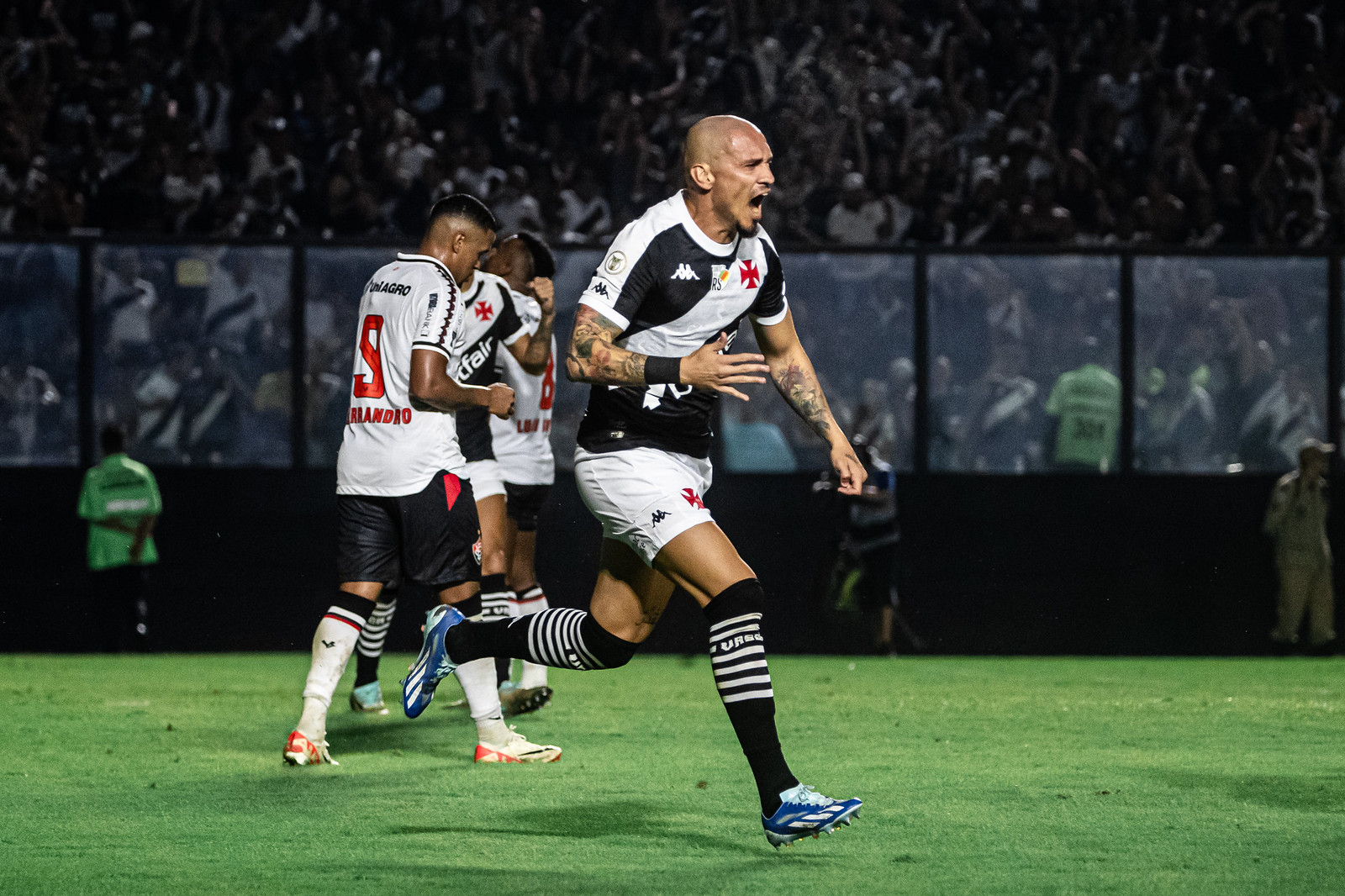 Mesmo com susto no final, Vasco vence o Vitória por 2 a 1 e sai do Z-4